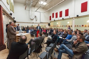 Zaal overdwars in gebruik door ca 90 bezoekers. Foto Joost Enkelaar