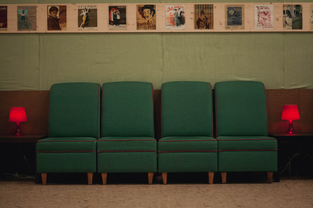 Detail van de akoestische wand met stoelen ervoor